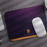 Lila av läder av elegant, guld monogrammat musmatta<br><div class="desc">Luxury exklusiv tittar kontor eller ensam musknapp med monogrammet och med en faux-koppar-metallisk guld glitter ruta med ditt monogram namn initialer och ett mousserande rand över en snyggt lila indigo faux läderbakgrund. Lämpligt för professioneller för småföretag, företag eller företag i oberoende, personmärknings- eller stilistorspecialister, makeup-konstnärer eller skönhetsalonger, boutique- eller butikschefer....</div>