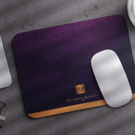 Lila av läder av elegant, guld monogrammat musmatta