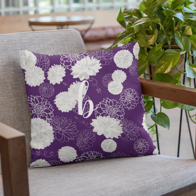 Lila av Mörk för Monogram Elegant Blommigt Kudde (Skapare uppladdad)