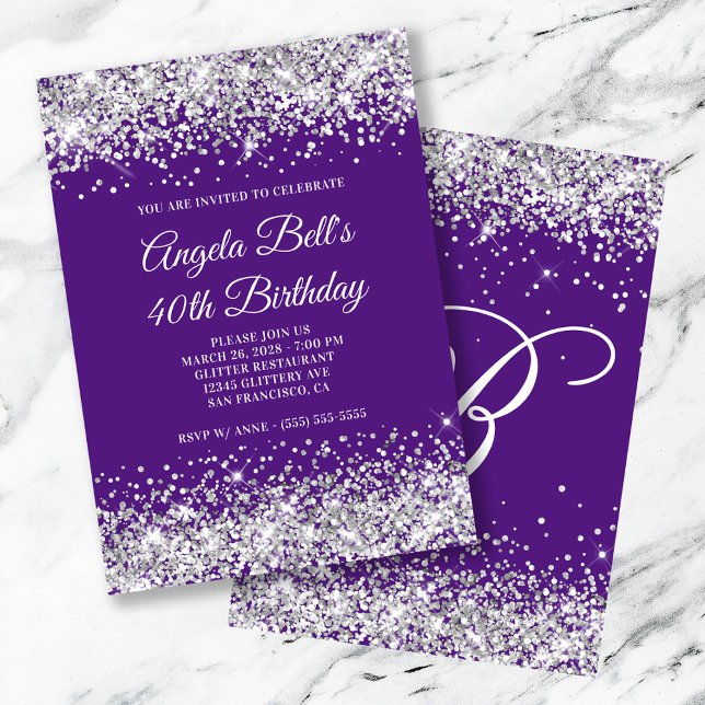 Lila av Royalet silver Glitter Monogram 40 födelse Inbjudningar (Silver Glitter Royal Purple Monogram 40th Birthday Invitation)