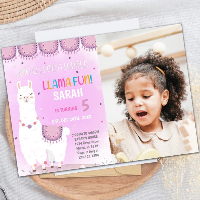 Lila Bakåt Llama-födelsedagsinbjudningar med foto Inbjudningar (Purple Back Llama Birthday Invitations with photo)