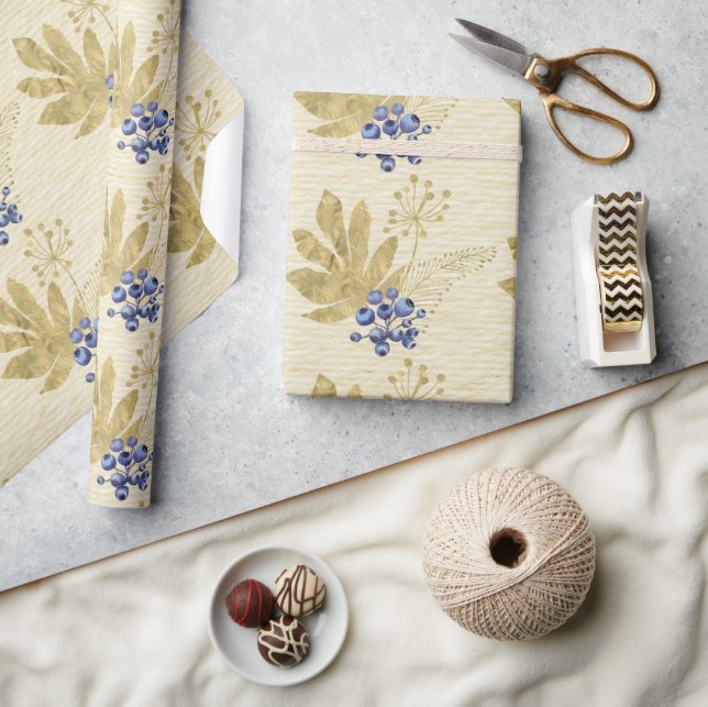 Lila bär och gyllene blad på blekgul presentpapper (Hantverk)