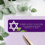 Lila Bat mitzvah Star of David Returadress Returadress Etikett<br><div class="desc">Var stolt, gladd och visa den här milstolpen av din favoritBat mitzvah med den här sofistikerade, personligens returadressetikett! En vit stjärna av David, vattenfärg löv och modern serif-typ täcker över lilan av mörk plum. Anpassa anpassningsbarna med ditt namn och adress. Garanterad att lägga till snyggt roligt till all korrespondens! Matchande...</div>