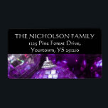 Lila Baubles-adressetikett svart Fraktsedel<br><div class="desc">Snyggtens presentetikett med en märkre med en samling glittrande lila- och silver-julbalkar, svart bakgrund och vit text. En lila-, silver-, svartvitt-anpassade som du kan anpassa med egen text, bilder och egna idéer. Det är enkelt att ändra texten med hjälp av mallen eller klicka på knappen Anpassa för att göra ytterligare...</div>