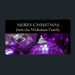 Lila Baubles 'Family namn'-märkre etikett svart Fraktsedel<br><div class="desc">Snyggtens presentetikett med en märkre med en samling glittrande lila- och silver-julbalkar, svart bakgrund och vit text. En lila-, silver-, svartvitt-anpassade som du kan anpassa med egen text, bilder och egna idéer. Det är enkelt att ändra texten med hjälp av mallen eller klicka på knappen Anpassa för att göra ytterligare...</div>