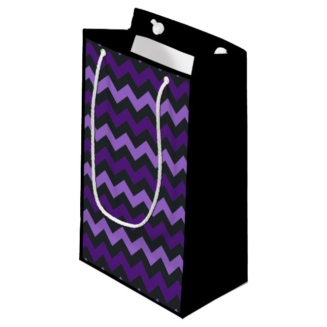 Lila Black Chevron mönster presentsäck (Framsidan Vinklad)