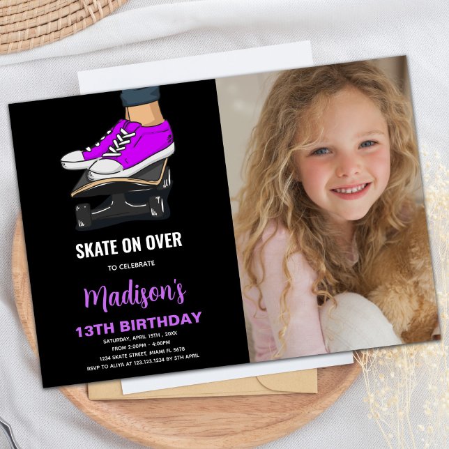Lila Black Photo Skateboard Birthday-inbjudan Inbjudningar (Purple Black Photo Skateboards Birthday Invitation)