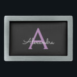 Lila Black Script Girly Monogram Namn<br><div class="desc">Svart och Lila Enkel skriptmonogram Namn Bälte Buckle. Detta gör perfekt studenten,  söt 16 16,  18,  21,  30,  40,  50,  60,  70,  80,  90:e,  100-årsdag,  bröllop,  möhippa,  årsdag,  babydusch eller bachelorette-gåva till någon som glam lyx och chic stilar.</div>