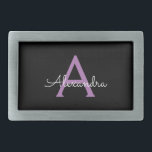 Lila Black Script Girly Monogram Namn<br><div class="desc">Svart och Lila Enkel skriptmonogram Namn Bälte Buckle. Detta gör perfekt studenten,  söt 16 16,  18,  21,  30,  40,  50,  60,  70,  80,  90:e,  100-årsdag,  bröllop,  möhippa,  årsdag,  babydusch eller bachelorette-gåva till någon som glam lyx och chic stilar.</div>