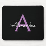 Lila Black Script Girly Monogram Namn Musmatta<br><div class="desc">Lila och svart Monogram Lägg till din egen Namn-muspekare (Mouse Pad). Det gör perfekten söt 16-årsjubileum,  bröllop,  möhippa,  årsdag,  babydusch eller bachelorette-fest för någon som glam lyxen och chic stilar i kärlek.</div>