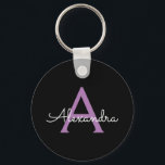 Lila Black Script Girly Monogram Namn Nyckelring<br><div class="desc">Svart och Lila Simple Script Monogram Namn nyckelringar (Nyckelring). Det gör perfekten söt 16-årsjubileum,  bröllop,  möhippa,  årsdag,  babydusch eller bachelorette-fest för någon som glam lyxen och chic stilar i kärlek.</div>