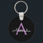 Lila Black Script Girly Monogram Namn Nyckelring<br><div class="desc">Svart och Lila Simple Script Monogram Namn nyckelringar (Nyckelring). Det gör perfekten söt 16-årsjubileum,  bröllop,  möhippa,  årsdag,  babydusch eller bachelorette-fest för någon som glam lyxen och chic stilar i kärlek.</div>
