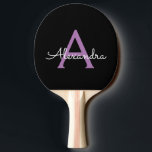 Lila Black Script Girly Monogram Namn Pingisracket<br><div class="desc">Svart och Lila Script Monogram Namn Ping Pong Paddle. Det gör perfekten söt 16-årsjubileum,  bröllop,  möhippa,  årsdag,  babydusch eller bachelorette-fest för någon som glam lyxen och chic stilar i kärlek.</div>
