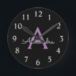 Lila Black Script Girly Monogram Namn Rund Klocka<br><div class="desc">Lila och Svart Enkelt skript Monogram Namn Clock. Det gör perfekten söt 16-årsjubileum,  bröllop,  möhippa,  årsdag,  babydusch eller bachelorette-fest för någon som glam lyxen och chic stilar i kärlek.</div>