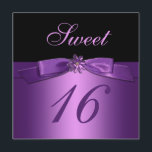 Lila Black Sequin Flower Bow (tryckt) Sweet 16<br><div class="desc">***NOTERAR att band och blommor är tryckta bilder och inte äkta. Lägg till lite gnistra och glamor i firande med den här lilan och den svarta söta 16-inbjudan med ett tryckt band för lila och en tryckt sekvinblomstpin på det. Den här inbjudan visas som en Sweet sixteen-partiinbjudan, men kan enkelt...</div>