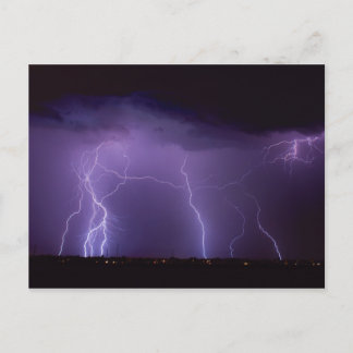 Lila Blixt i en Night Desert Thunder Storm Vykort