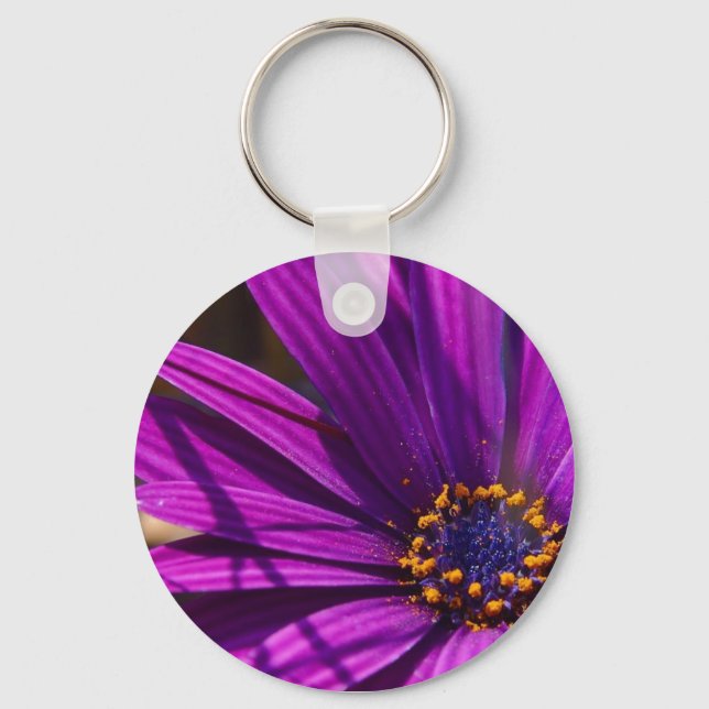 lila blomma med pollennyckelring nyckelring (Framsida)
