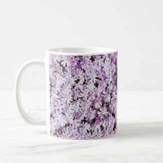 Lila blomma, sommarfriskhetsbakgrund. kaffemugg