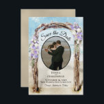 Lila Blommig Akvarell Strandaltan Fotografi Bröllo Spara Datumet<br><div class="desc">Detta vackra bröllopskort är perfekt för ett destinationbröllop. Det visar ert foto i en oval ram med en akvarell strandaltan av drivved dekorerad med lila och vita blommor. Det finns utrymme för era namn,  datum och bröllopsplats.</div>