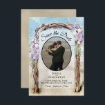 Lila Blommig Akvarell Strandaltan Fotografi Bröllo Spara Datumet<br><div class="desc">Detta vackra bröllopskort är perfekt för ett destinationbröllop. Det visar ert foto i en oval ram med en akvarell strandaltan av drivved dekorerad med lila och vita blommor. Det finns utrymme för era namn,  datum och bröllopsplats.</div>