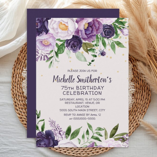 Lila Blommig Glitter 75-års Födelsedagsinbjudan Inbjudningar (Purple floral women's 75th birthday party banner)