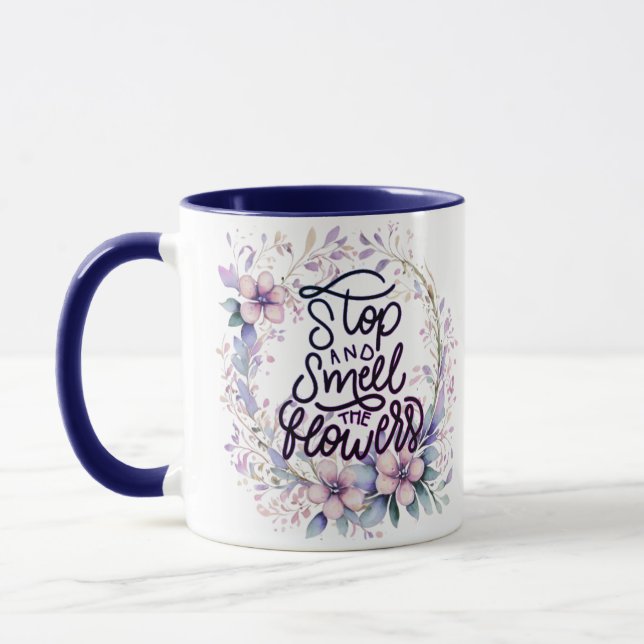 Lila blommig stanna och lukta på blommorna mugg (Vänster)