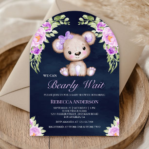 Lila blommig teddybjörn i marinblå baby shower inbjudningar