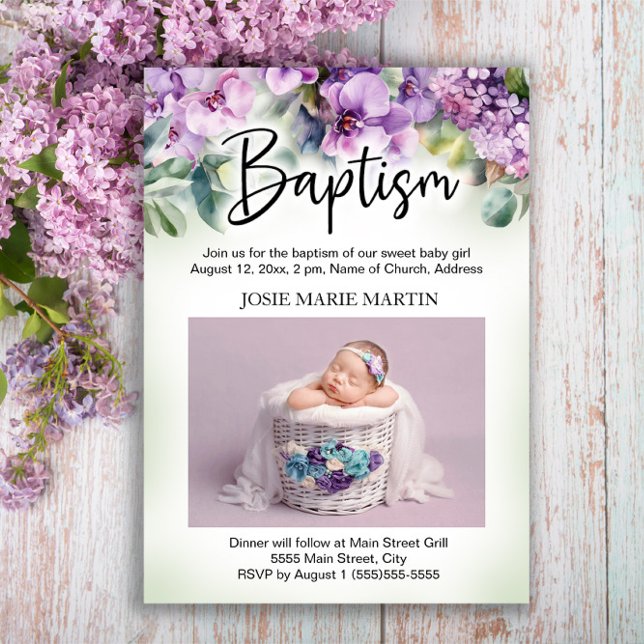 Lila Blommigt Baby Baptism Christening Photo Inbjudningar (Elegant purple floral baby baptism/christening invitation personalized with a photo.)