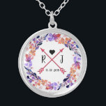 Lila Blommigt Bröllop Monogram utandning Silverpläterat Halsband<br><div class="desc">Lila Blommigt Bröllop Monogram Wandededesign Gör en trevlig gåva till Bride och mammor. Även Bridesmaids och Flower Girl till bära under bröllop.</div>