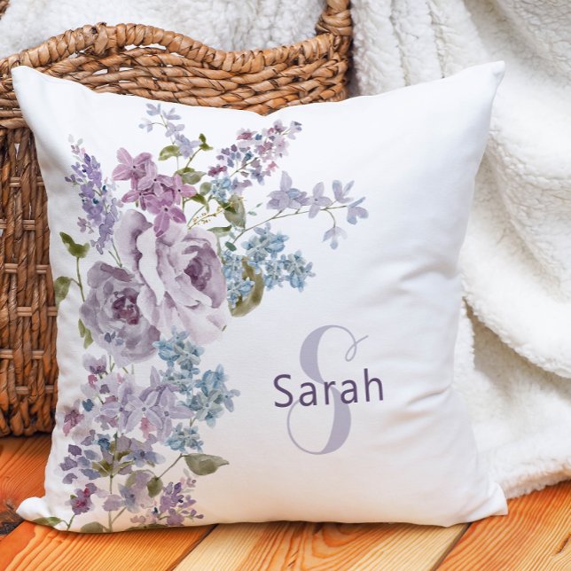 Lila Blommigt Dekorativ kudde (Watercolor Purple Lilac Monogrammed Floral Throw Pillow)