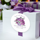 Lila Blommigt Elegant Kärlek och Tack Bröllop Runt Klistermärke<br><div class="desc">Kärlek och tack för bröllopsmärken med lila blommigt bouquet. Utformningen har namn och bröllop-stam med blomning av lila och magenta ro och grått grönt-grönenergi. Bläddra i min butik - tryck på lilans blommigt - om du vill söka efter matchande objekt eller meddela mig om du vill skapa ytterligare designalternativ som...</div>