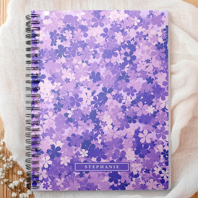 Lila Blommigt Elegant Violet Blommar Mönster Anteckningsbok (Add a touch of blooming charm to your daily journaling with this purple floral personalized notebook)