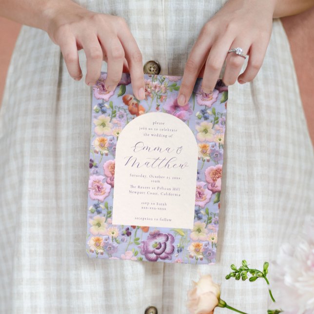 Lila Blommigt Embroidery Maximalist Bröllop Inbjudningar (Bride holding their wedding invitation card, which features a purple floral embroidery pattern & arc)