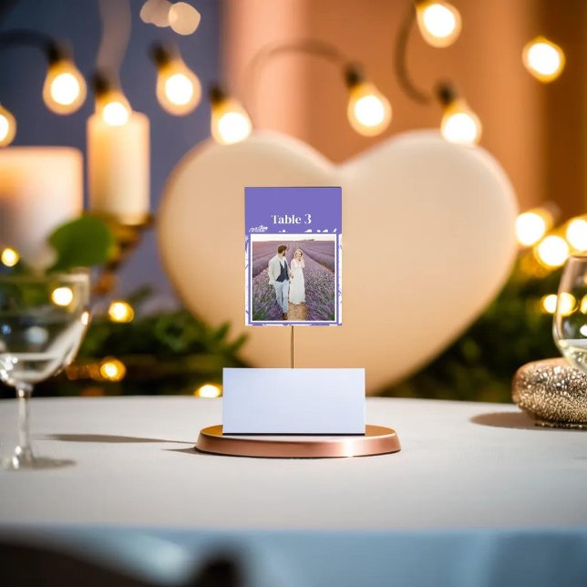 Lila Blommigt Ett par foto med nummer Bordsnummer (wedding guest table has Purple Floral Couple photo with number Table Number balancing on card holder)