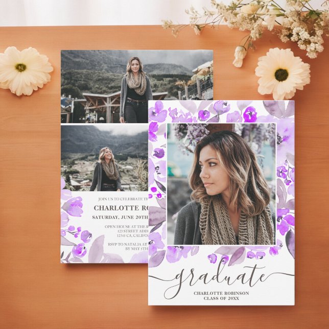 Lila blommigt Greenery-skriptfoto studenten Inbjudningar (Purple floral greenery script photo graduation invitation)