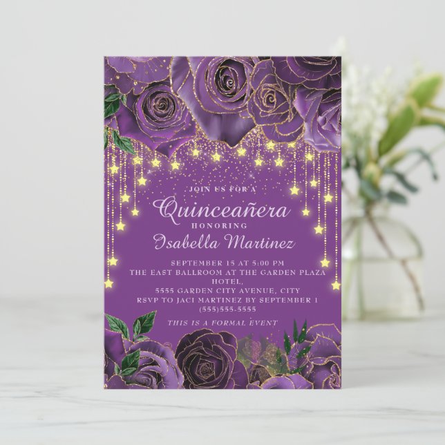 Lila Blommigt Guld String Light Stars Quinceañera Inbjudningar (Stående Fram)