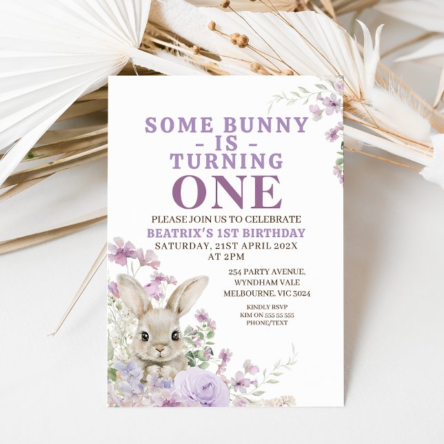 Lila Blommigt lite bunny Turning 1:a födelsedag Inbjudningar (Some bunny is turning one 1st birthday invitation with fury bunny and purple wildflowers.  Easter)