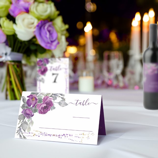Lila Blommigt och skriptmappat monteringskort Placeringskort (Purple floral wedding table card from my Plush Purple Wedding Collection )