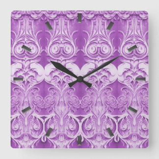 Lila blommor, blomstrande väggklocka