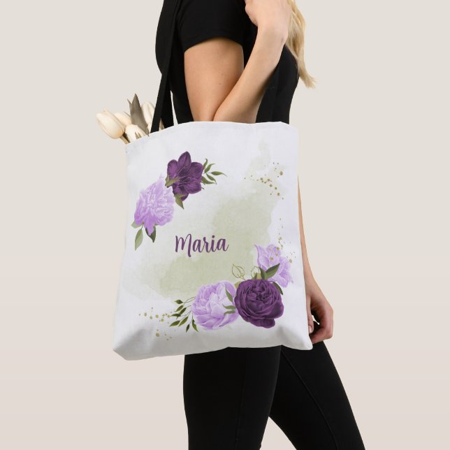 lila blommor grönt löv tygkasse (Närbild)