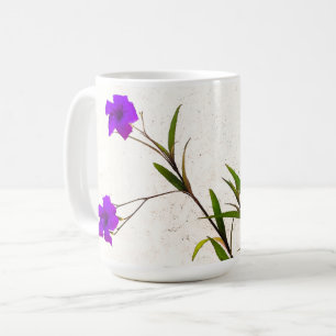 Lila blommor i brisen kaffemugg