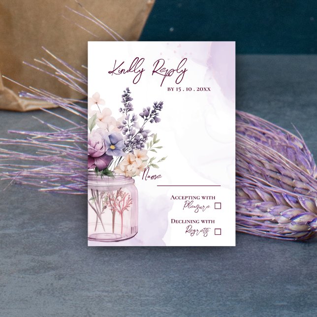 Lila blommor i Mason Burk Elegant Blommigt Bröllop OSA Kort (Purple Flowers In Mason Jar Elegant Floral Wedding RSVP Card)