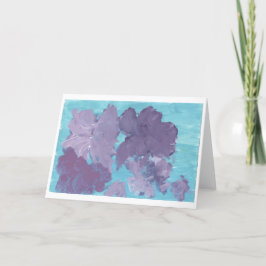 Lila blommor på blått bakgrundskort kort
