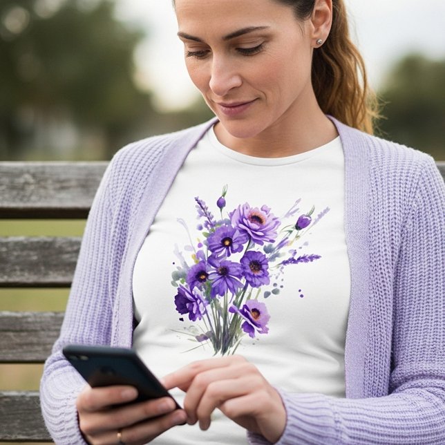 Lila blommor t shirt (Skapare uppladdad)