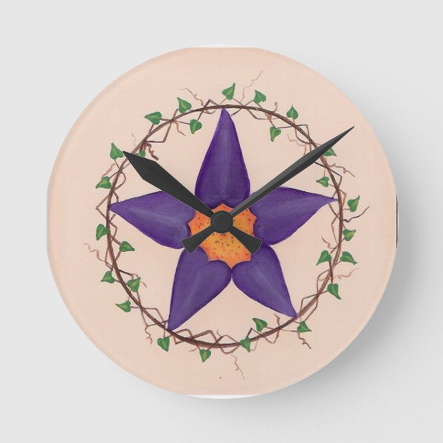 Lila-blompentagram-klocka Rund Klocka (Framsida)