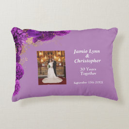 Lila blomsterliknande årsdagsaccentkudde för bröll prydnadskudde