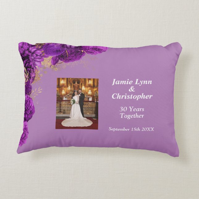 Lila blomsterliknande årsdagsaccentkudde för bröll prydnadskudde (Baksidan)