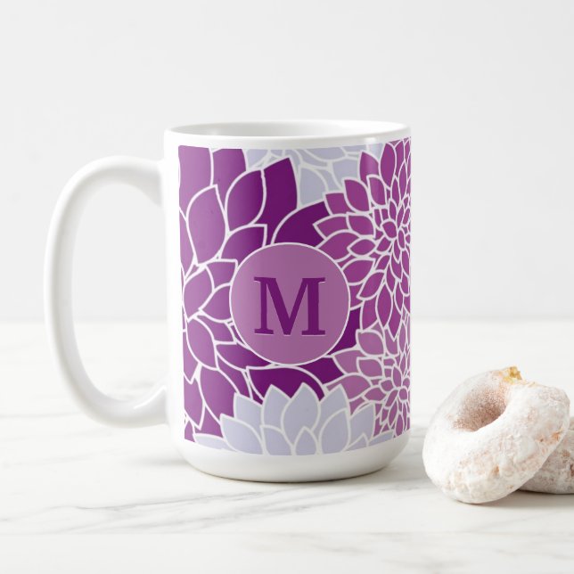 Lila blomsterrik dahlia-mönster med monogram initi kaffemugg (Med munk)