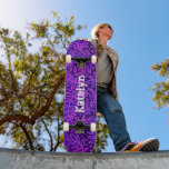 Lila Blue löv mönster foliage fet tullnamn Mini Skateboard Bräda 18,5 Cm<br><div class="desc">Sprid lite luft på gatorna i din stad med den här personligen, skateboard med eget namn. Modern, trendig, vit nöd, edgy typografi täcker över ett mönster av lila, rosa och blå botten av löv-bladmodersmjölk på en rik, djup lila, texturerad bakgrund. Gör en coola och snyggt påstående varje gång du surfor...</div>