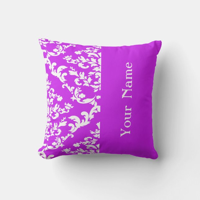 Lila Bold Damask w/ namn @ Emporiomoffa Kudde (Framsida)